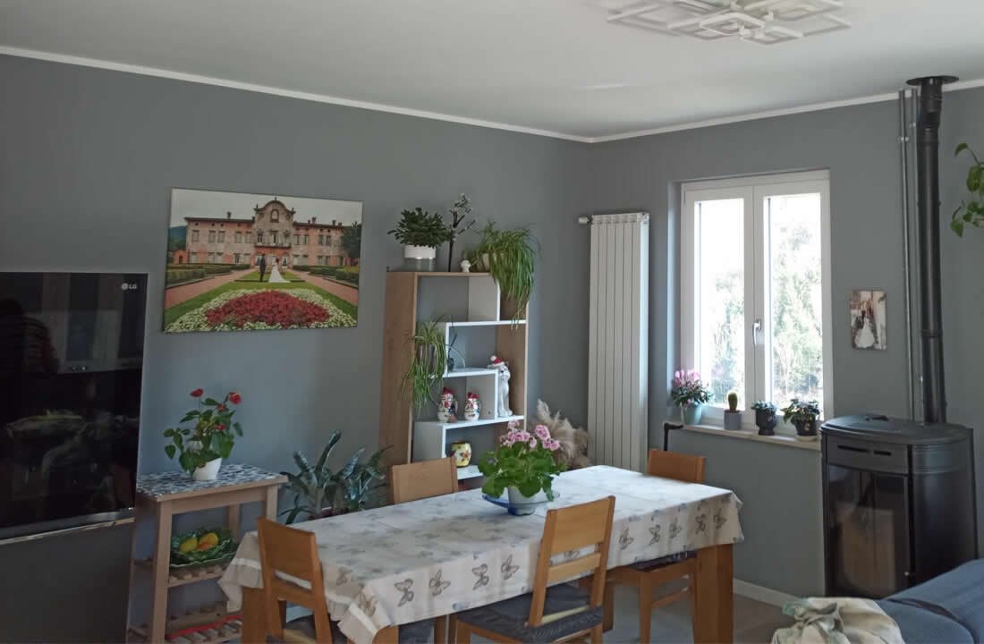 Después: salón pintado en gris